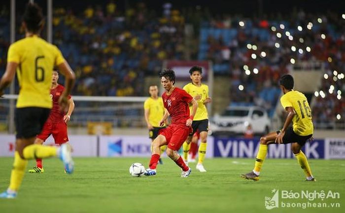 Tuấn Anh gặp phải chấn thương bắp đùi trước khi bước sang hiệp 2. Ảnh: Xuân Thủy