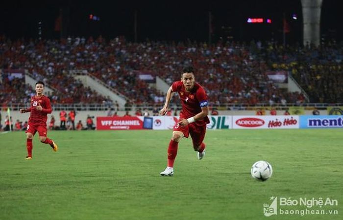 Ngọc Hải đã có một trận đấu xuất sắc cả ở mặt trận tấn công lẫn phòng ngự. Ảnh: Trung Kiên