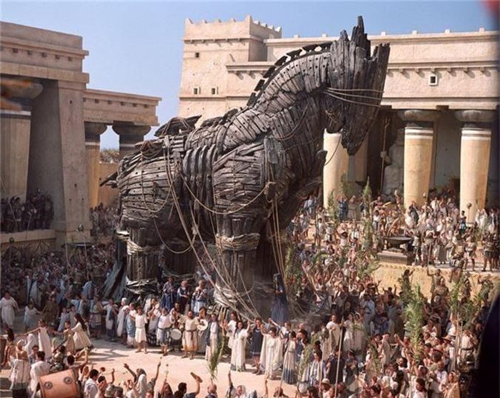 Con ngựa gỗ thành Troy được tạo hình khá ấn tượng trong phim Troia, ra mắt năm 2004. 