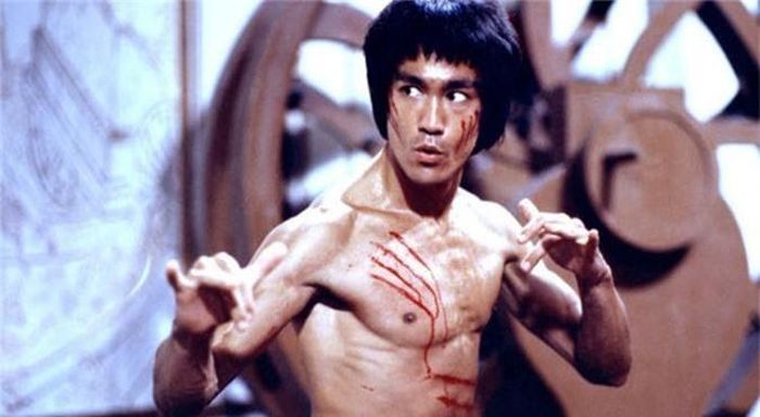 Lý Tiểu Long là ngôi sao võ thuật nổi tiếng thế giới. Sự ra đi đột ngột của huyền thoại võ thuật này ngày 20/7/1973 gây xôn xao dư luận. Kết quả điều tra nguyên nhân tử vong ngôi sao võ thuật này qua đời năm 32 tuổi cho thấy ông chết tại Hong Kong vì chứng phù não.
