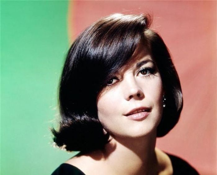 Nữ diễn viên Natalie Wood nổi tiếng thế giới với các bộ phim: West side story, Rebel without a cause... Cô đào này còn gây chú ý khi kết hôn với tài tử điện ảnh Robert Wagner. Tuy nhiên, vợ chồng nữ diễn viên Natalie ly dị vào năm 1957 rồi tái hôn vào năm 1972.