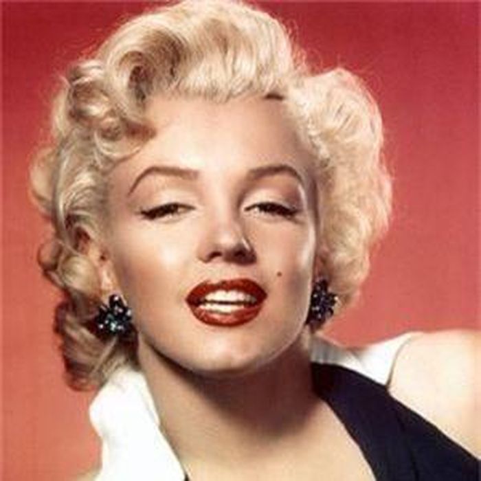 Theo đó, vào ngày 5/8/1962, Marilyn Monroe được phát hiện tử vong trên giường của mình trong tư thế không mảnh vải che thân. Kết quả khám nghiệm hiện trường cho thấy Marilyn Monroe đã tự sát. Nữ minh tinh nổi tiếng đã dùng quá liều thuốc an thần.