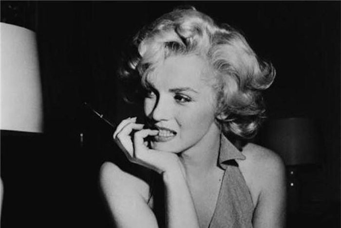 Mặc dù vậy, không ít người cho rằng, Marilyn Monroe đã không tự sát mà thực ra là bị giết. Chính vì vậy, trong suốt nhiều năm qua, nhiều chuyên gia đã tìm hiểu nguyên nhân vụ việc và đưa ra một số giả thuyết đáng chú ý. Theo đó, có giả thuyết cho rằng, cái chết của Marilyn Monroe có liên quan đến nhà báo Peter Lawford - bác sỹ tâm lý của Marilyn.