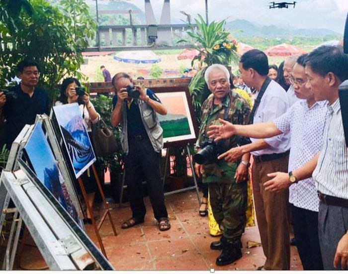 Đại biểu tham quan triển lãm.