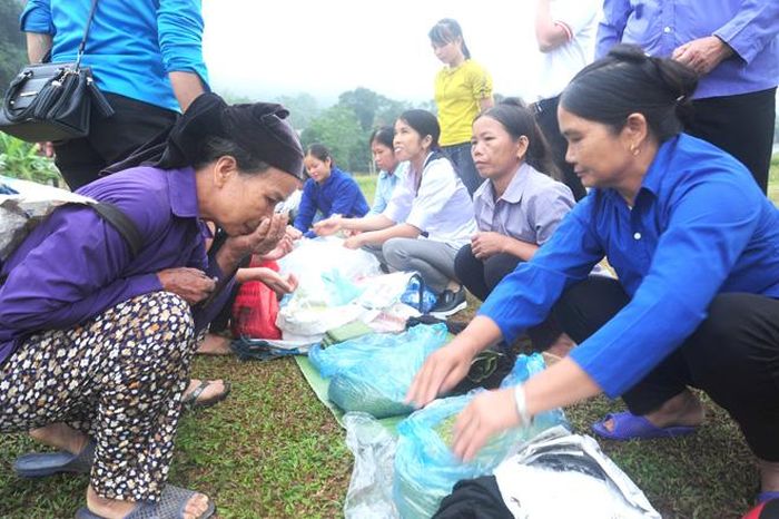 Khách lựa chọn mua sản phẩm cốm Côn Lôn.
