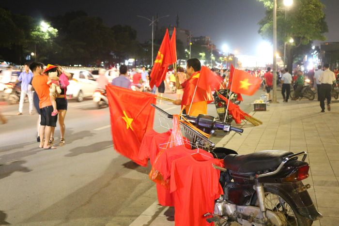 Nhiều người tranh thủ bán những băng rôn, cờ đỏ sao vàng rất đắt khách