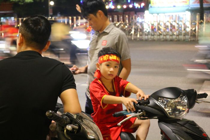 Người lớn, trẻ em cùng ăn mừng chiến thắng.