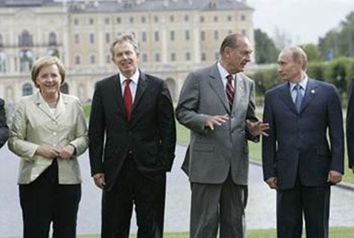 Ông Chirac (thứ 2 từ phải sang) luôn là chính trị gia theo đường lối cân bằng mềm dẻo trong chính sách đối ngoại. 