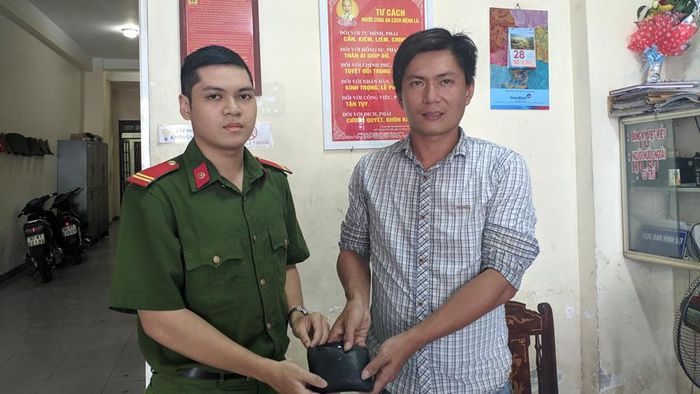 Trung sĩ Đỗ Hữu Minh Chung trả lại tài sản cho anh Vinh.