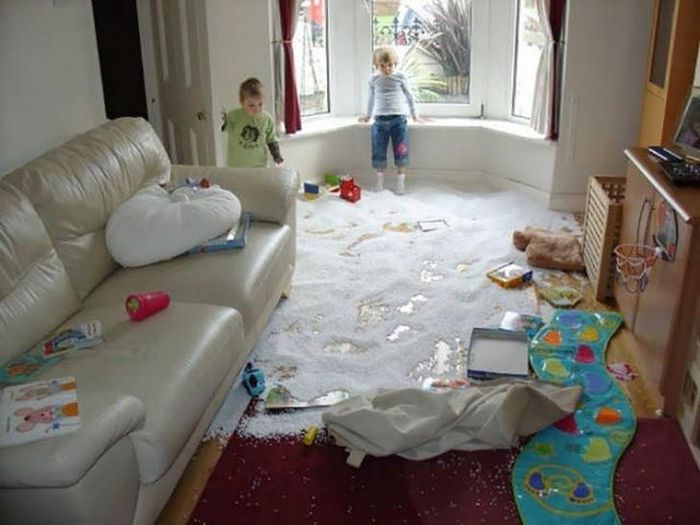 Cát và bọt xốp là những thứ luôn thu hút sự chú ý của lũ trẻ. Chỉ cần "lơ là" chút thôi thì rất có thể sàn nhà của bạn sẽ sớm trở thành "bãi cát".