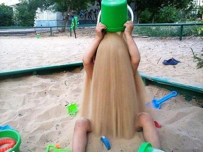 Đưa con đi chơi với cát, ba mẹ nhận cái kết không thấy con mình đâu...