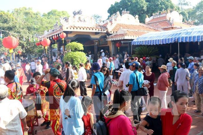 Hàng ngàn du khách và người dân địa phương nô nức về khu Di tích lịch sử - văn hóa dinh Thầy Thím. Ảnh: Nguyễn Thanh - TTXVN