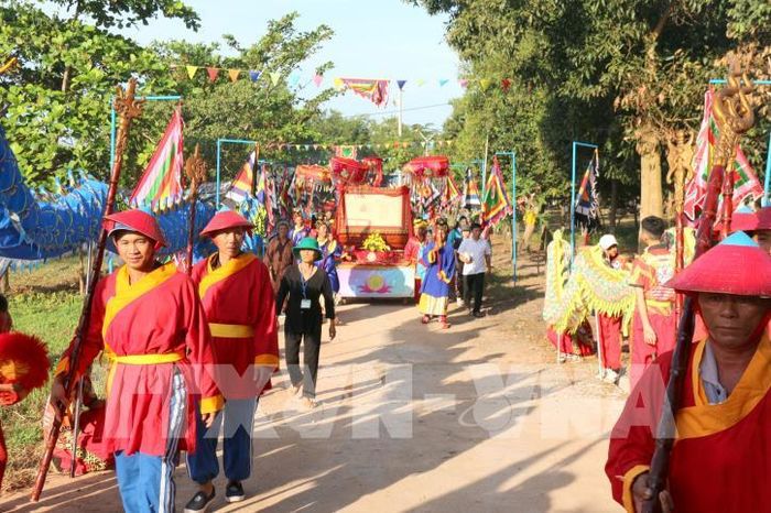 Lễ nghinh thần, rước sắc phong và bằng công nhận di tích từ mộ Thầy Thím về dinh Thầy Thím tại xã Tân Tiến, thị xã La Gi, tỉnh Bình Thuận. Ảnh: Nguyễn Thanh - TTXVN