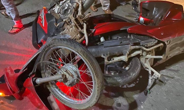 Hai phương tiện dính chặt vào nhau trên đường Võ Nguyên Giáp.
