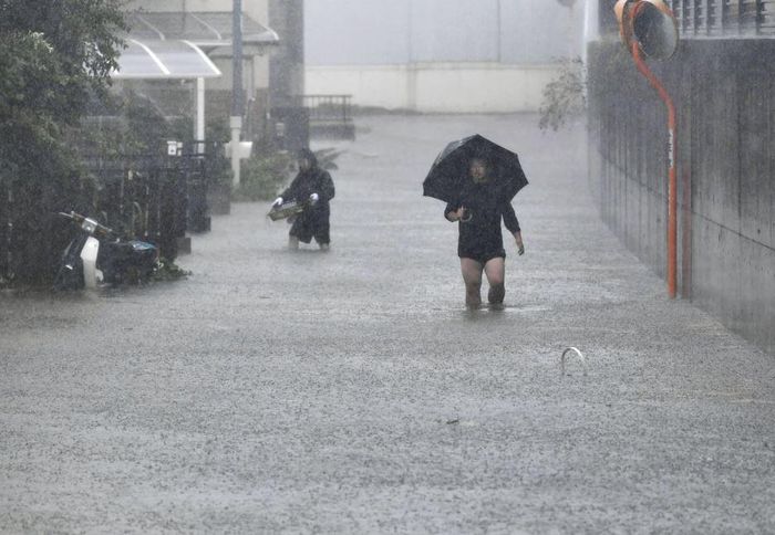Đường phố ngập do mưa lớn ở Shizuoka. (Ảnh: Kyodo/Reuters)