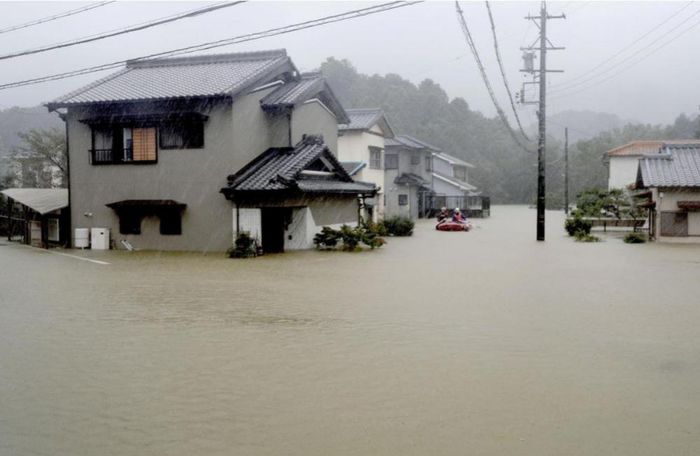 Mưa lớn làm ngập khu dân cư ở Ise, miền trung Nhật Bản. (Ảnh: Kyodo/Reuters)
