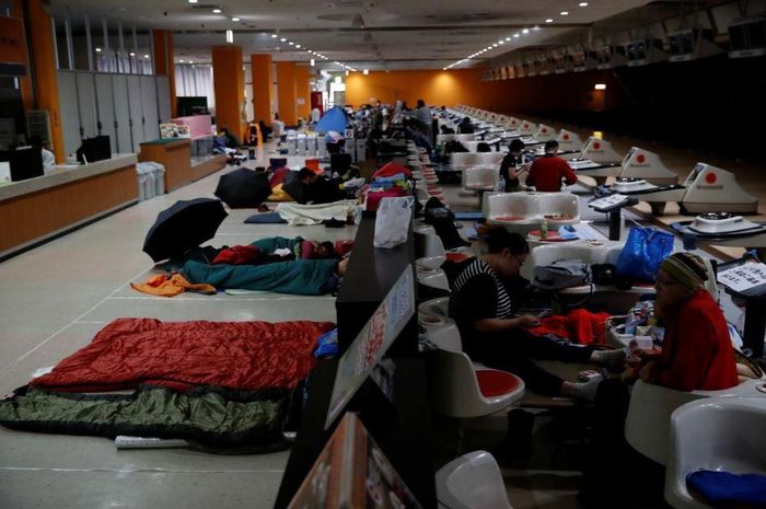 Người dân phải tìm nơi trú ẩn. (Ảnh: Reuters/Kim Hong-ji)