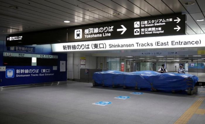Tàu siêu tốc Shinkansen ngừng hoạt động. (Ảnh: Reuters/Matthew Childs)