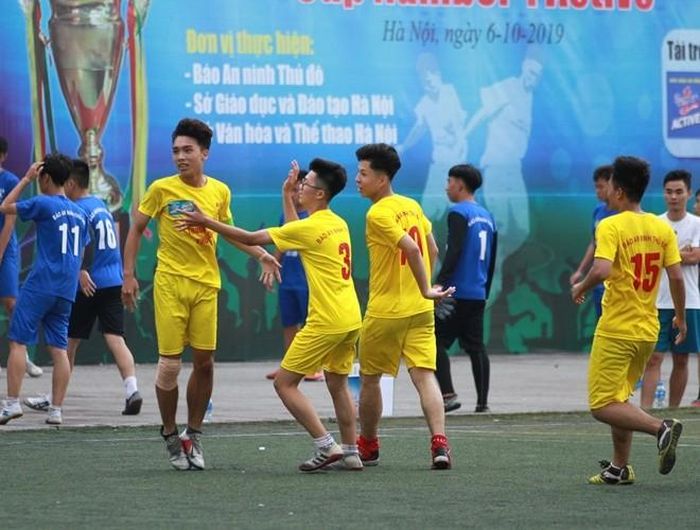  ... bằng sự quả cảm của mình 
