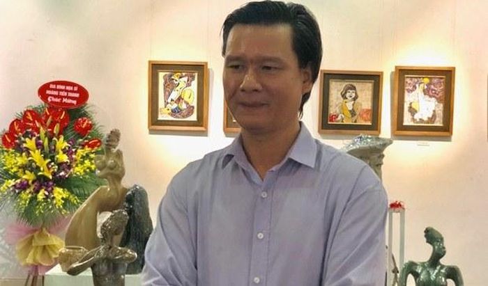Họa sĩ Phan Thanh Sơn tại khai mạc triển lãm "Chơi đất"