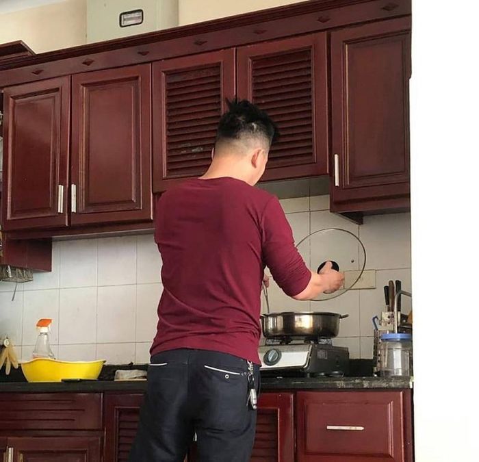 Vào bếp nấu ăn phục vụ các thành viên trong gia đình là niềm hạnh phúc của Doanh nhân Hồ Tài.