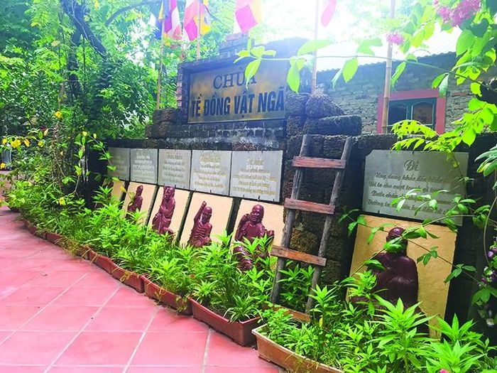 Thơ của Nguyễn Bảo Sinh xuất hiện khắp nơi trong khuôn viên chùa Tề Đồng Vật Ngã