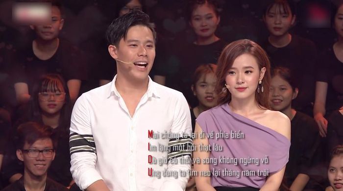 Được đà lấn tới, Trần Anh Huy còn làm thơ tặng Midu, trong đó, mỗi chữ cái đầu câu khi ghép lại sẽ thành tên của nữ diễn viên. 