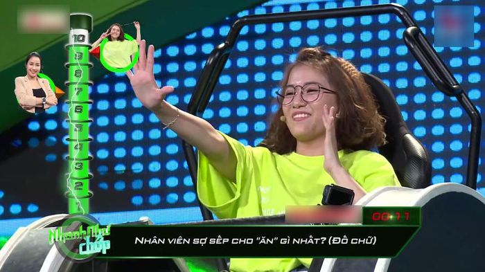 Khi biết đàn chị Ốc Thanh Vân ghi được 7 điểm, Emma tỏ ra khá lo lắng bởi cô không tự tin vào bản thân. Ở số trước đó, nữ ca sĩ cũng chỉ ghi được 4 điểm. Tuy nhiên, trong tập bán kết này, Emma lại gây bất ngờ cho mọi người khi ghi được 9 điểm. Chính cô cũng không thể ngờ mình lại trả lời đúng được nhiều câu như vậy. Thông qua sóng truyền hình, Emma cũng tự hào khoe thành tích này với bố mẹ.