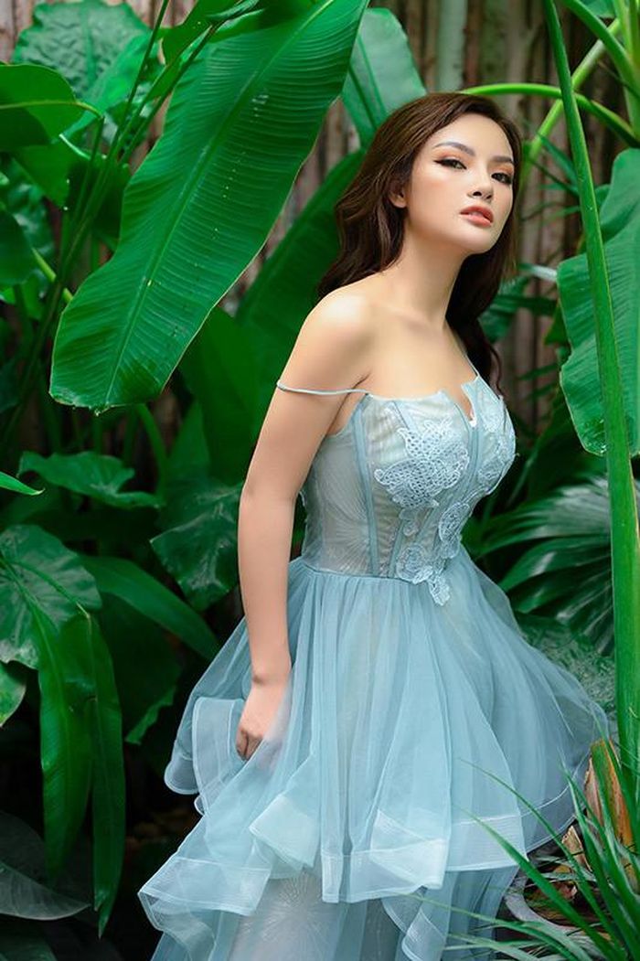 Sản phẩm mới là sự kết hợp giữa Cát Tiên và nhà sản xuất Huyền Ngọc và sự đồng hành của Nguyễn Thanh Bình - một trong những những nhạc sĩ hòa âm, phối khí gắn liền với các ca khúc hit của ca sĩ Vũ Cát Tường, Tuấn Hưng, Hương Tràm.