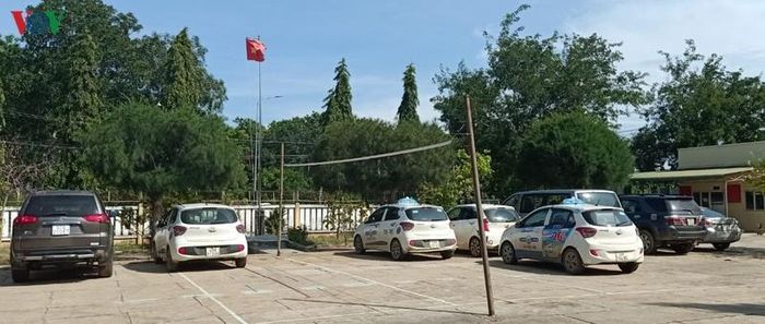 Xe ô tô của các con bạc được đưa về Công an huyện Bắc Bình (ảnh: VOV).