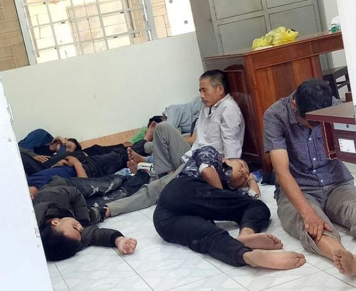 Con bạc nằm ngủ say sưa sau khi bị bắt giữ (ảnh: Tiền phong).