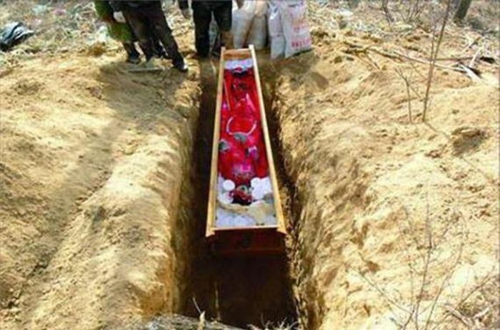 Chính vì mê tín một cách mù quáng, ở nhiều vùng nông thôn Trung Quốc, chủ yếu là vùng nông thôn các tỉnh Thiểm Tây, Sơn Tây, Hồ Nam, Hồ Bắc và Quảng Đông vẫn thường diễn ra những vụ cướp xác, mua xác phụ nữ đến làm đám cưới ma. (Nguồn: mysteriousuniverse)