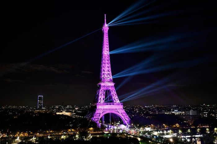 Tháp Eiffel ở Paris, Pháp, trong sắc hồng của Tháng Nhận thức về ung thư vú.