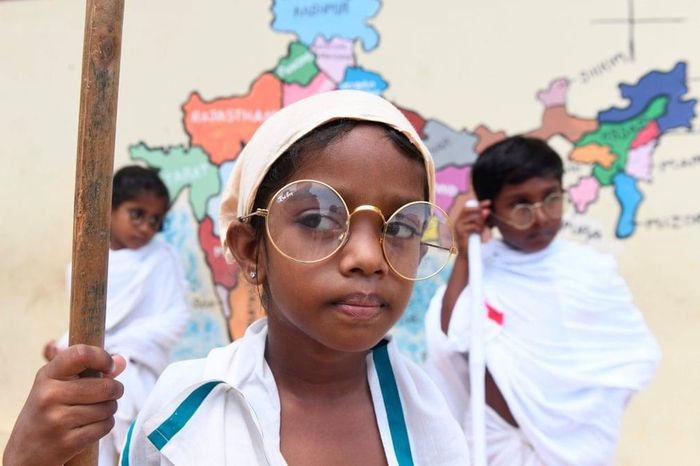 Học sinh hóa trang thành Mahatma Gandhi trong một sự kiện mừng sinh nhật thứ 150 của ông tại thành phố Chennai, Ấn Độ.