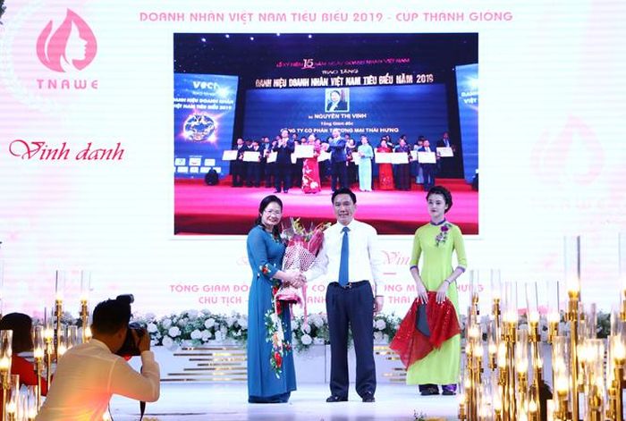 Đồng chí Vũ Hồng Bắc, Phó Bí thư Tỉnh ủy, Chủ tịch UBND tỉnh tặng hoa chúc mừng Bà Nguyễn Thị Vinh - Tổng giám đốc Công ty Cổ phần Thương mại Thái Hưng đạt danh hiệu doanh nhân Việt Nam tiêu biểu năm 2019.