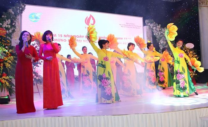 Văn nghệ chào mừng.