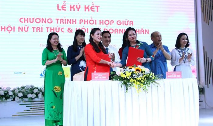 Ký kết Chương trình phối hợp với Hội Nữ Trí thức tỉnh.
