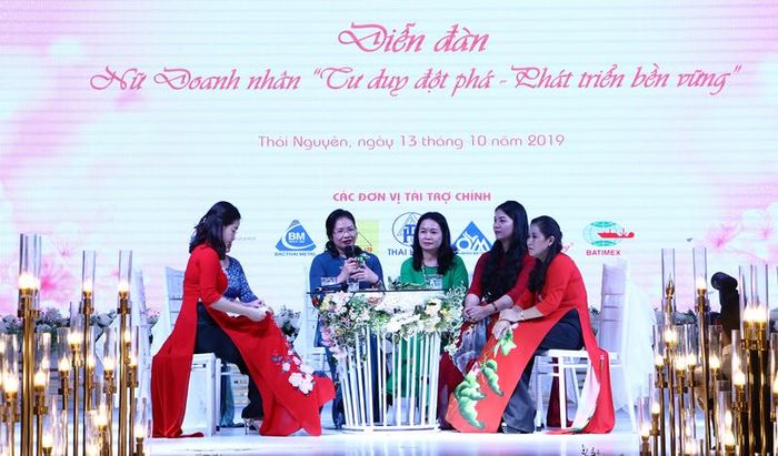 Các đại biểu tham gia diễn đàn "Nữ doanh nhân, tư duy đột phá - phát triển bền vững".