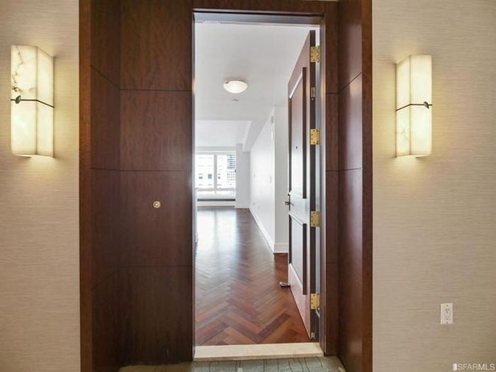 Căn hộ có diện tích hơn 74 m2 với 1 phòng ngủ và 1 phòng tắm, được bài trí gọn gàng để tận dụng tối đa không gian. 
