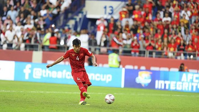 Tiến Dũng thực hiện quả 11m quyết định đánh bại Jordan ở Asian Cup 2019. Ảnh: Hoàng Linh