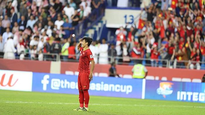 Trung vệ Viettel ăn mừng ấn tượng theo phong cách nhà binh. Ảnh: Hoàng Linh