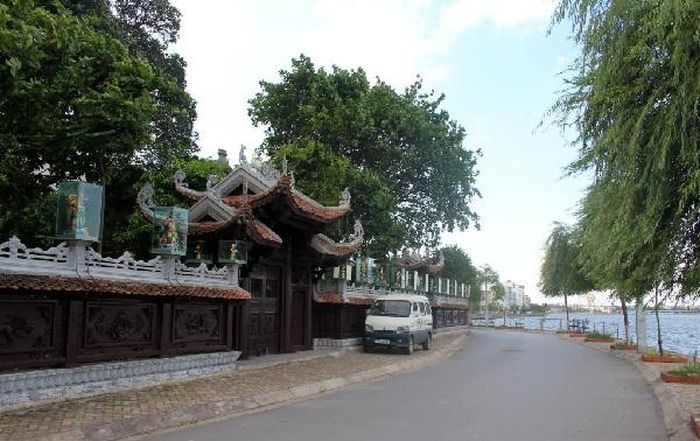 Chùa Tảo Sách bên Hồ Tây
