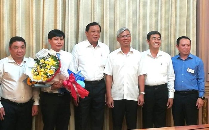 Phó Chủ tịch UBND TPHCM Võ Văn Hoan (thứ 3 bên phải) trao quyết định bổ nhiệm ông Phan Công Bằng giữ chức vụ Phó Giám đốc Sở GTVT TPHCM. Ảnh: Pháp luật TPHCM
