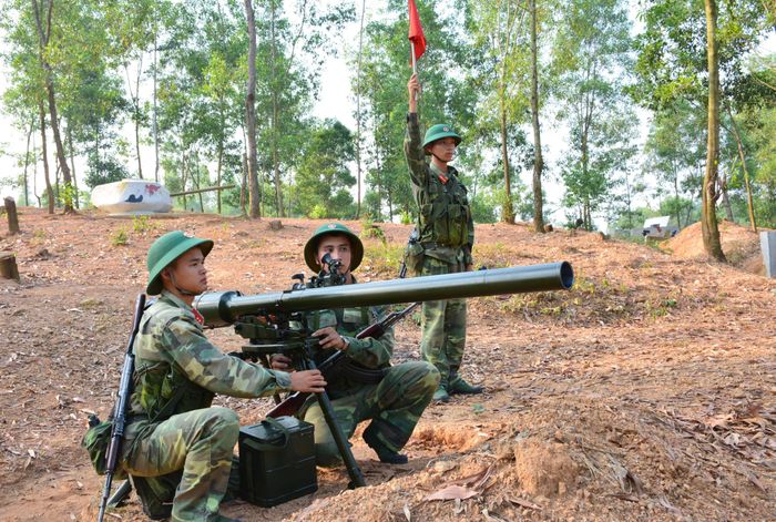 Cán bộ, chiến sĩ Đại đội 10, Tiểu đoàn 6, Trung đoàn 12 huấn luyện chiến thuật phòng ngự ở địa hình rừng núi.