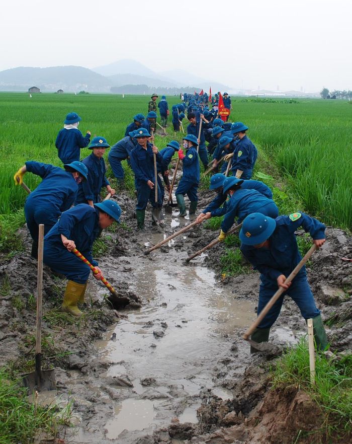  Chiến sĩ dân quân tỉnh Bắc Ninh tiến hành công tác dân vận tại huyện Quế Võ.