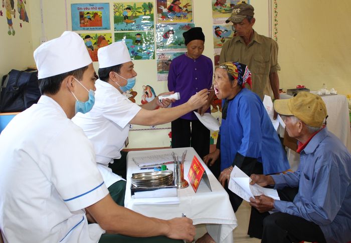  Bác sĩ Bệnh viện Quân y 110 khám bệnh cho người dân xã Vân An (Hà Quảng, Cao Bằng).