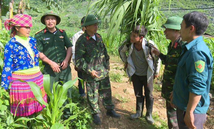  Cán bộ Đoàn Kinh tế - Quốc phòng 799 hướng dẫn nhân dân xóm Lũng Mần, xã Đức Hạnh (Bảo Lâm, Cao Bằng) chăm sóc cây lương thực. 