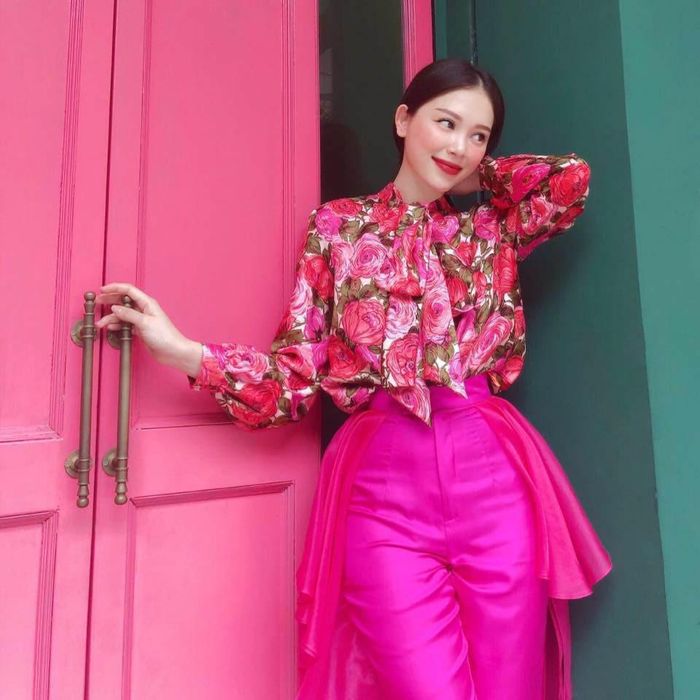 Linh Rin (Ngô Phương Linh) sinh năm 1993, là du học sinh ngành Nghệ thuật tại London (Anh). Cô không phải một cái tên xa lạ với cộng đồng mạng khi là một trong những hot girl Hà Nội, nổi cùng thời với Chi Pu.