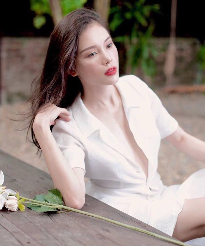 Nữ người mẫu sở hữu gương mặt xinh đẹp và body quyến rũ.