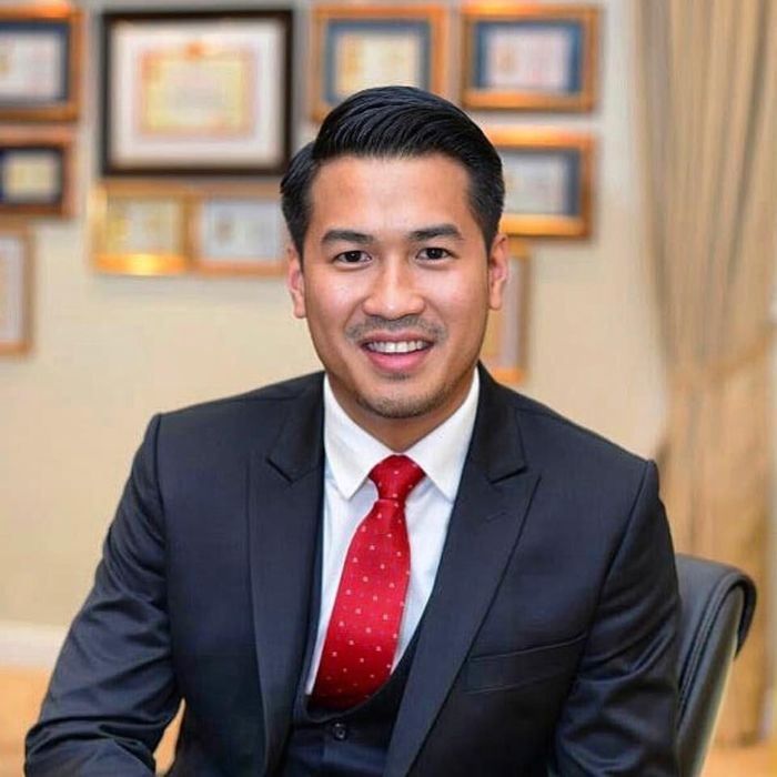 Còn Phillip Nguyễn (sinh năm 1986) là con trai thứ 2 của doanh nhân Johnathan Hạnh Nguyễn - em trai Louis Nguyễn (chồng của Tăng Thanh Hà). Ở tuổi 33, anh đã sáng lập ra nhiều công ty về tổ chức sự kiện, thiết kế thời trang cao cấp. Trước Linh Rin, Philip Nguyễn từng có quan hệ tình cảm với một vài người đẹp trong showbiz như Á hậu Hoàng My.